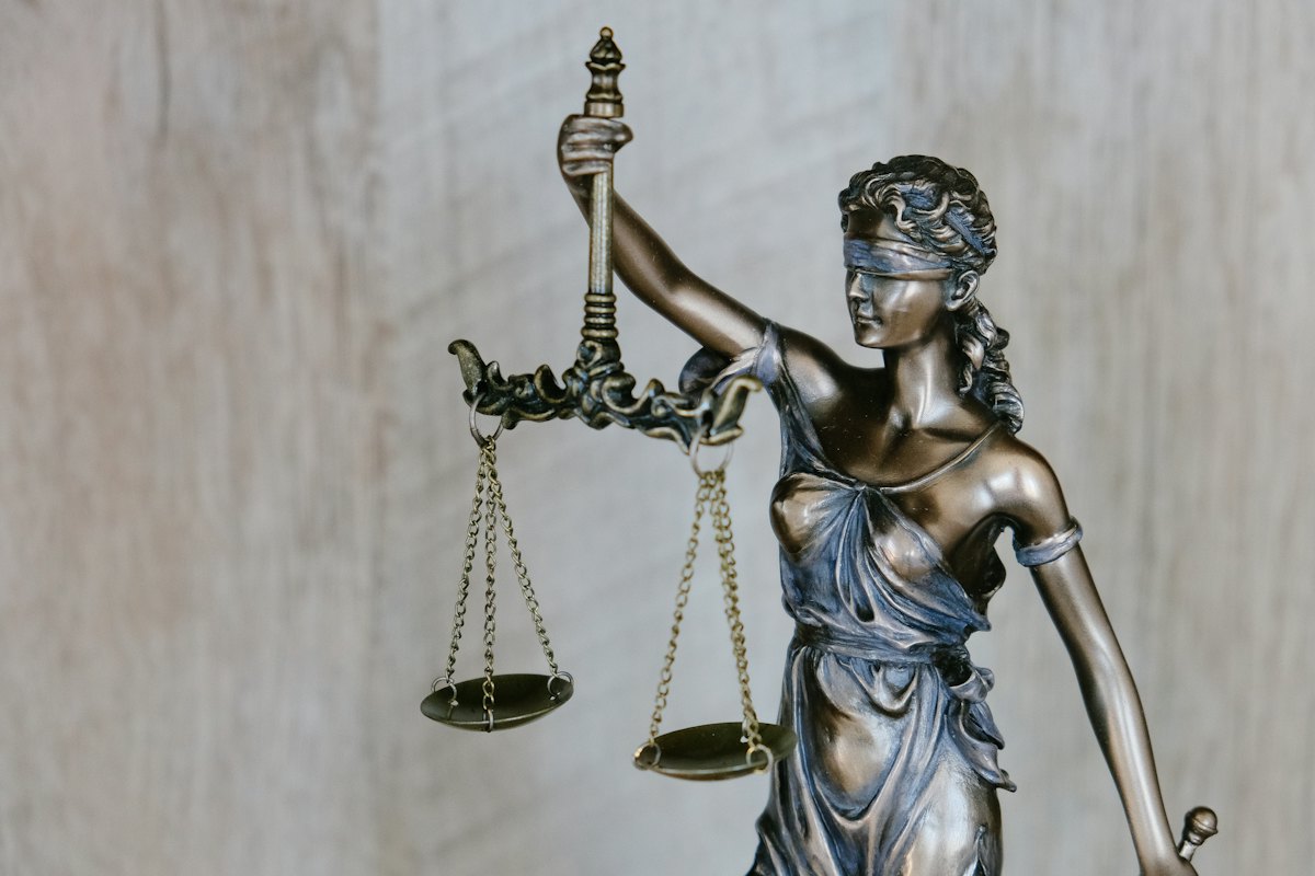 Mazo y documentos en un entorno judicial